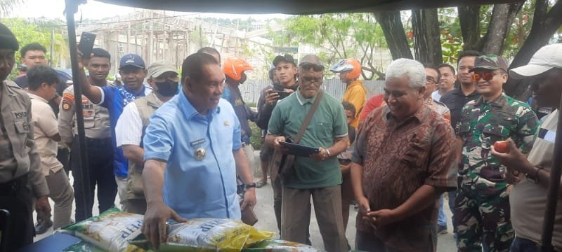 Bupati Fakfak Tinjau Gerakan Pangan Murah, Bantu Masyarakat Stabilkan Harga Bahan Pokok