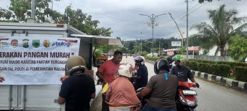 Warga Antusias Serbu Gerakan Pangan Murah di Fakfak