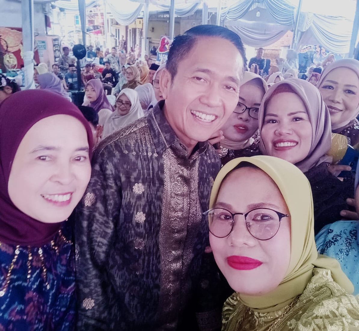 Momen Haru, Wali Kota Palembang Ratu Dewa Hadiri Resepsi Putri Ketua RT Sei Talo