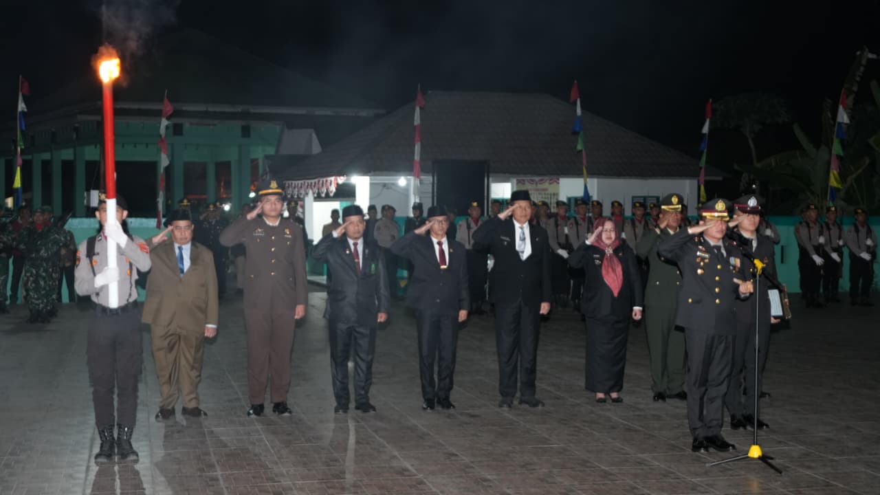 Bupati Muara Enim Ikuti Malam Renungan Suci di TMP Ksatria Pertiwi pada HUT ke-80 RI