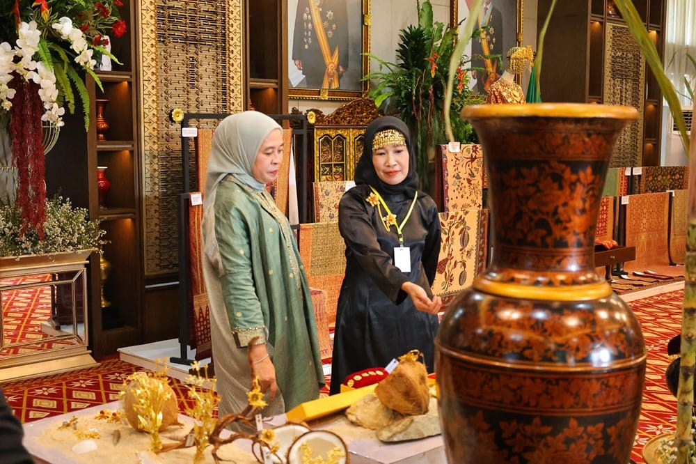 Selvi Gibran Terkagum Songket Palembang dan Pindang Patin di Griya Agung