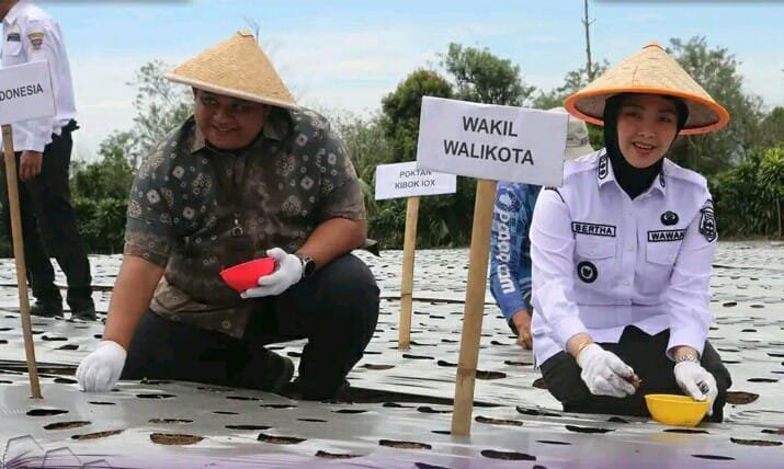 Wawako Pagar Alam Bantu Bibit Bawang Merah dan Cultivator ke Kelompok Tani