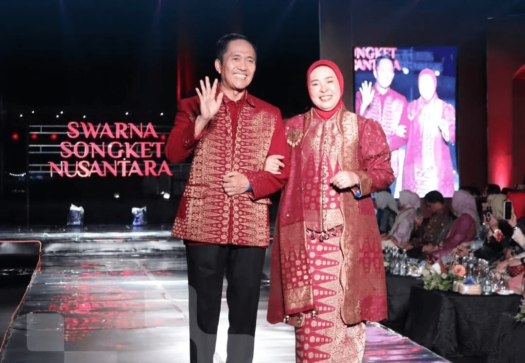 Kompak dalam Songket Merah Maroon, Ratu Dewa dan Dewi Sastrani Curi Perhatian di Swarna Songket Nusantara
