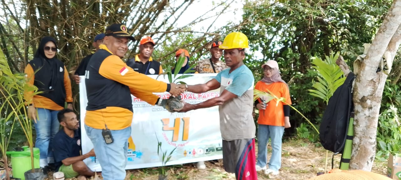 Orari Lokal Fakfak dan GPK Tanam 100 Bibit Pohon di Pulau Key-Key