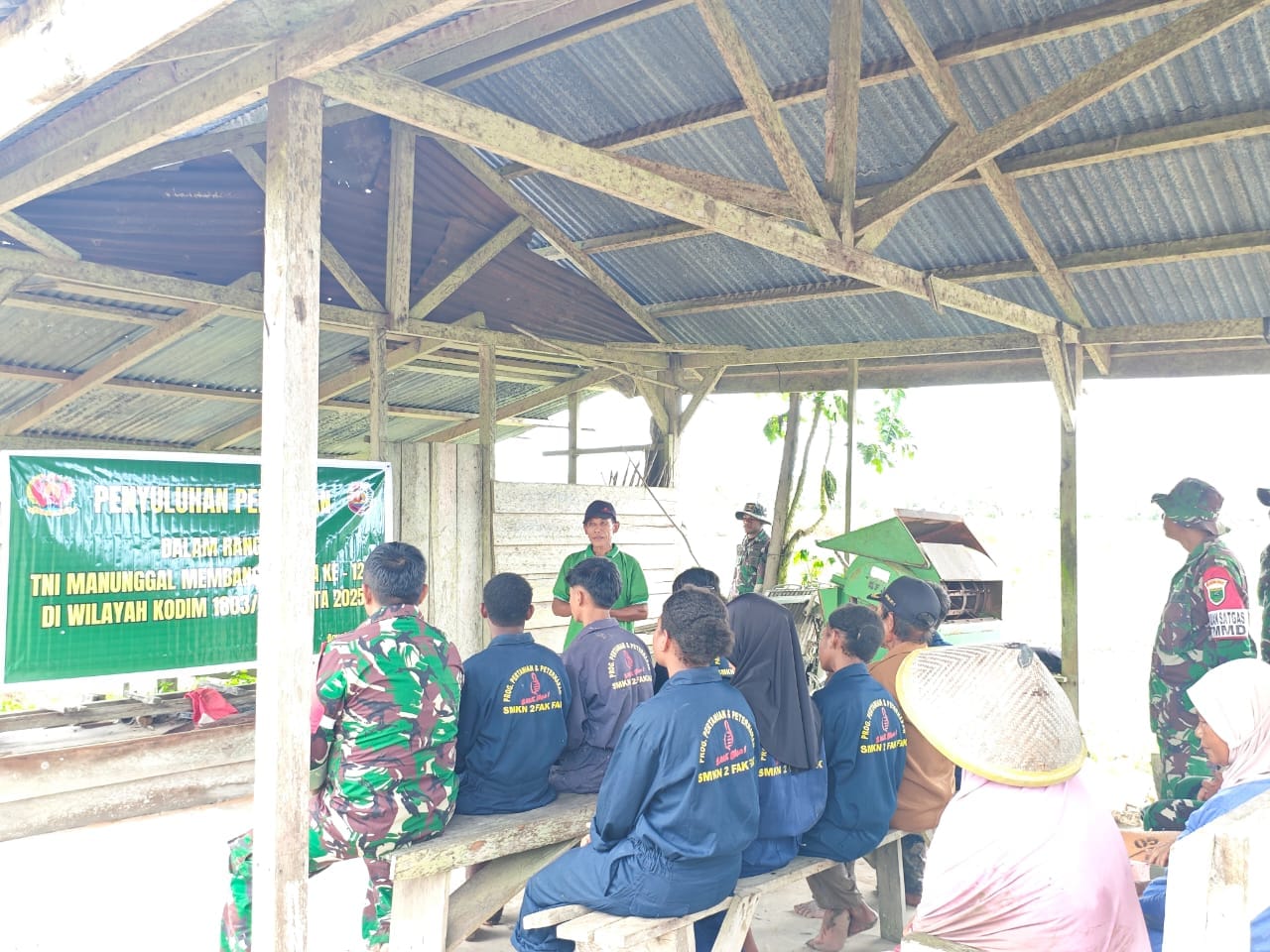 TMMD Kodim Fakfak Berikan Penyuluhan Pertanian kepada Warga dan Siswa SMK di Warisa Mulya 