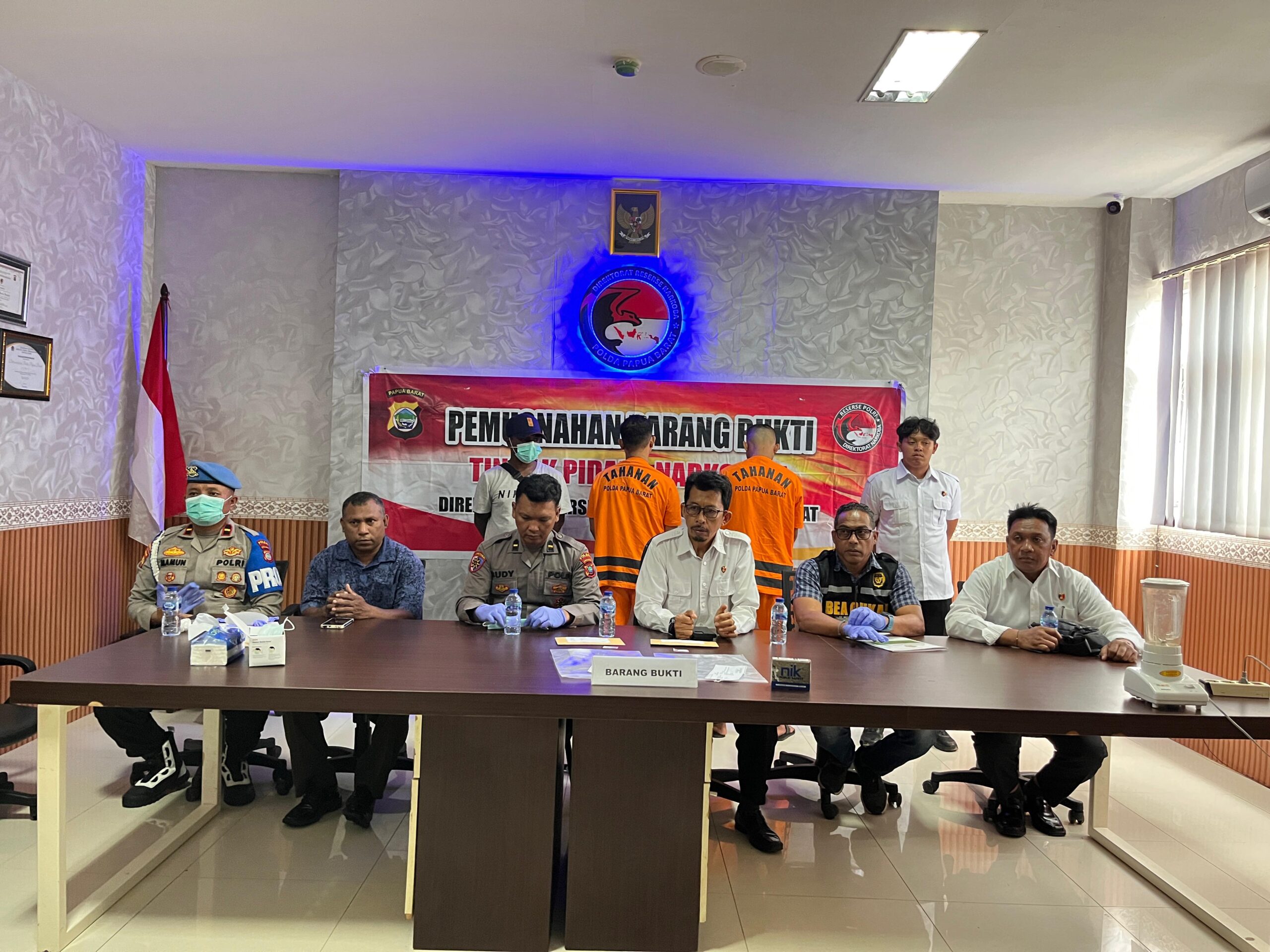 Musnahkan Narkoba Jenis Sabu Sebanyak 34,16 Gram, Polda Papua Barat Tampilkan Barang Bukti dan Tersangka