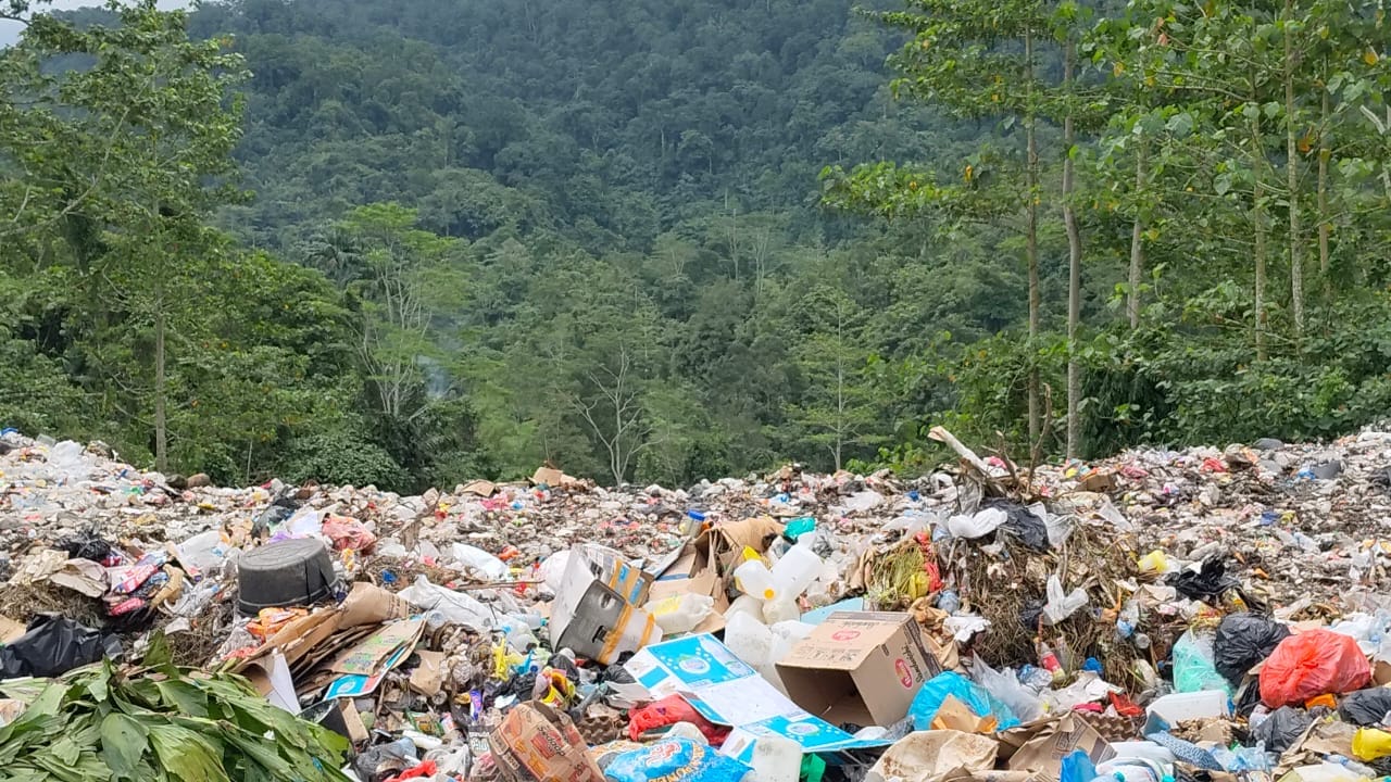 Sampah TPA Kadamber Longsor ke Jalan dan Hutan Warga, Fakfak Darurat Lingkungan
