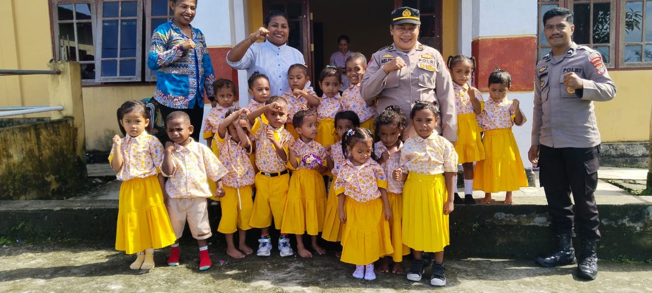 Polri Tanamkan Jiwa Nasionalisme Sejak Dini di TK Sion Kampung Lusiperi