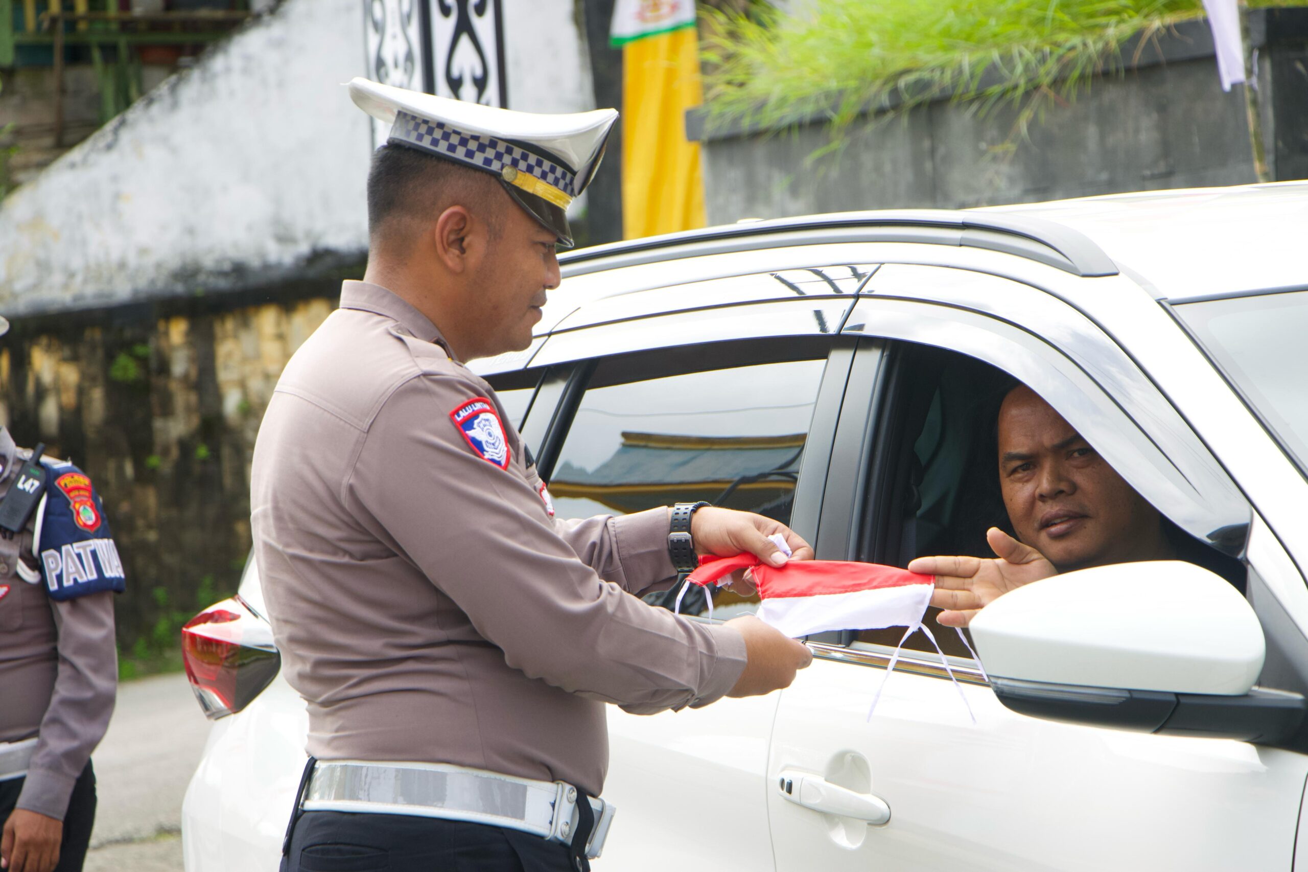 Polres Fakfak Bagikan 300 Bendera, Ajak Warga Meriahkan HUT ke-80 RI