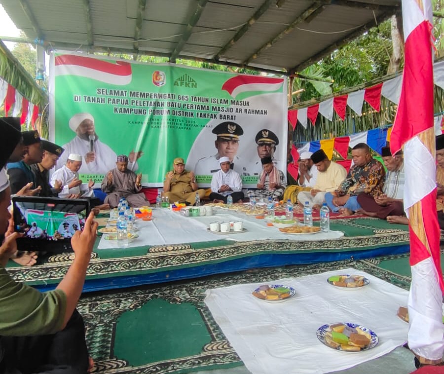 Bupati Samaun Letakkan Batu Pertama Masjid Arrahman di Kampung Porum Distrik Fakfak Barat
