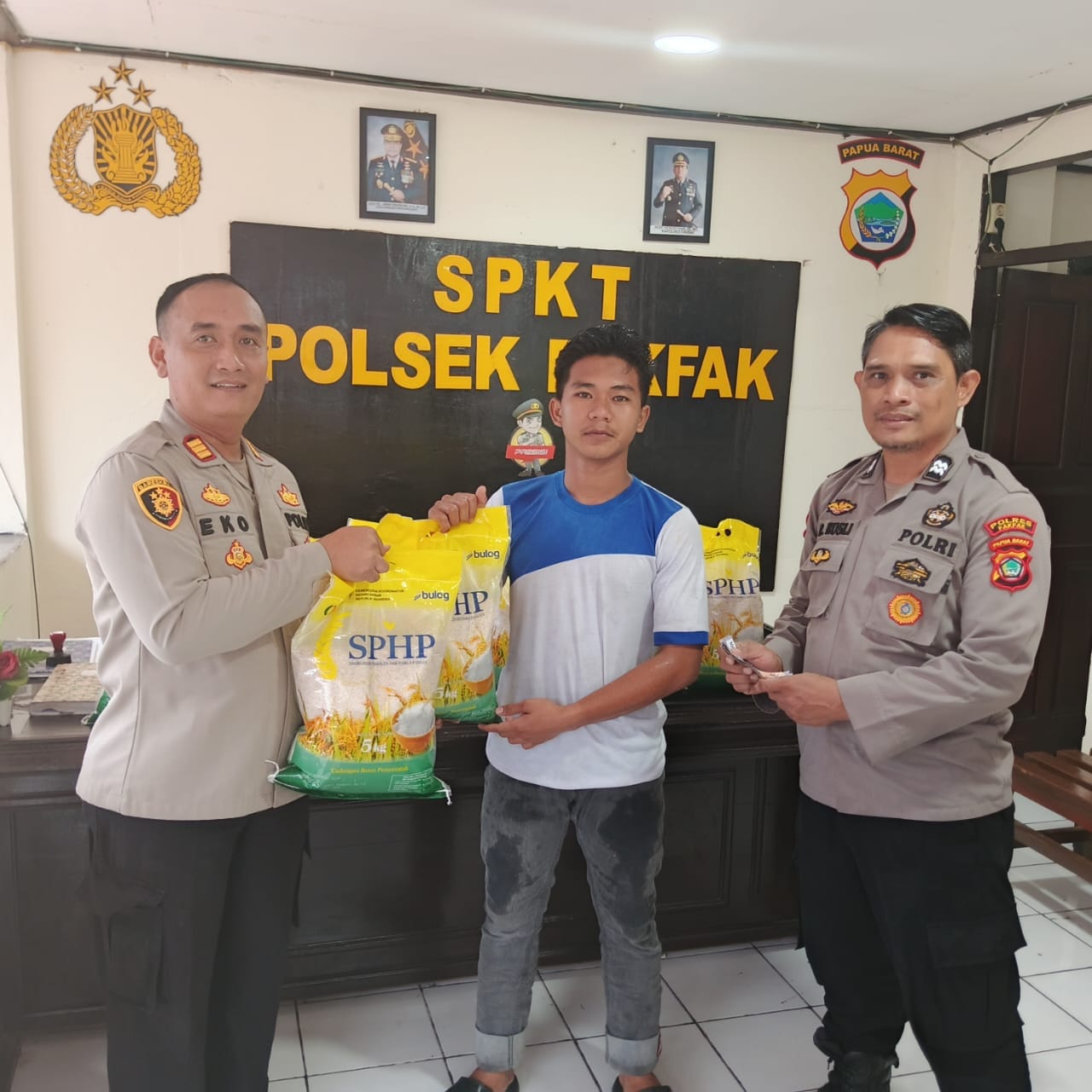 Menyongsong 17 Agustus Polsek Kota Gerakan Pangan Murah Beras SPHP Untuk Warga Fakfak