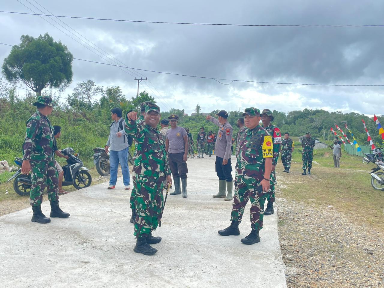 Kolonel Inf. Ade Davif Pimpin Tim Wasev TMMD ke-125 Tinjau Pelaksanaan Program Kodim 1803/Fakfak