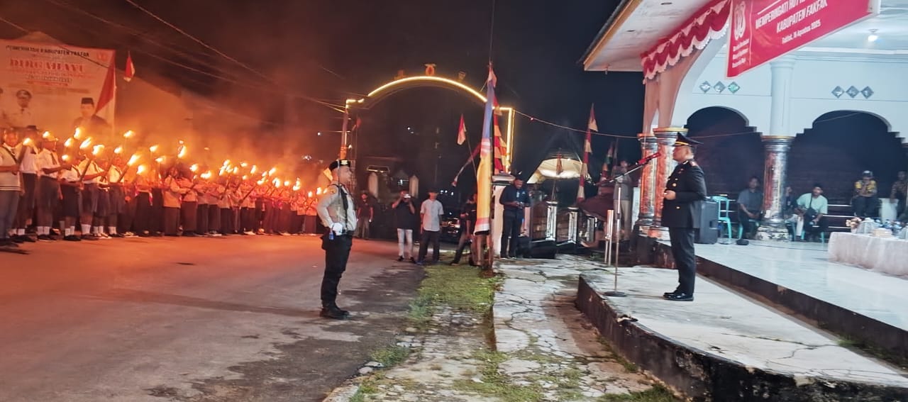 Upacara Taptu dan Pawai Obor Peringati HUT RI, Kapolres Fakfak: Momentum Menyalakan Semangat Persatuan dan Nasionalisme