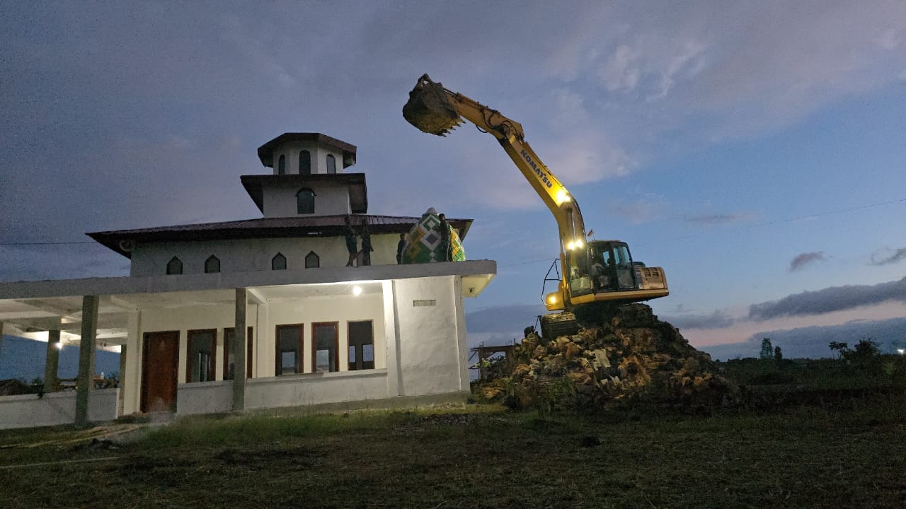 Pemasangan Kubah Masjid Azzumar Jadi Bagian Sasaran Fisik TMMD 125 Kodim Fakfak