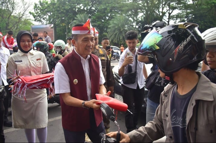 Ratu Dewa-Prima Salam Bagikan 3.000 Bendera Merah Putih Sambut HUT RI ke-80