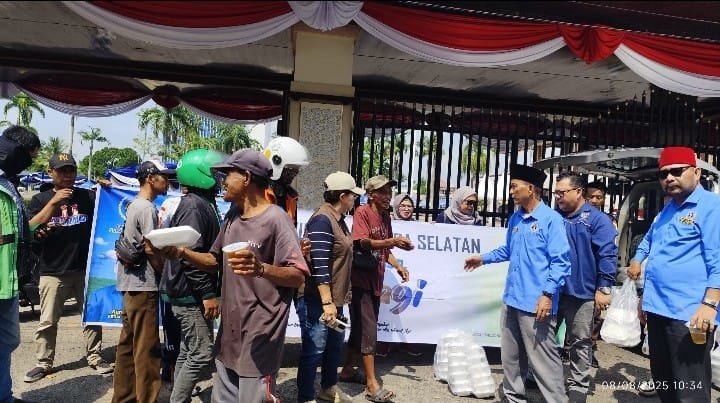 30 Menit Ludes! PWI Sumsel Bagikan Nasi Kotak & Es Teh untuk Warga Palembang