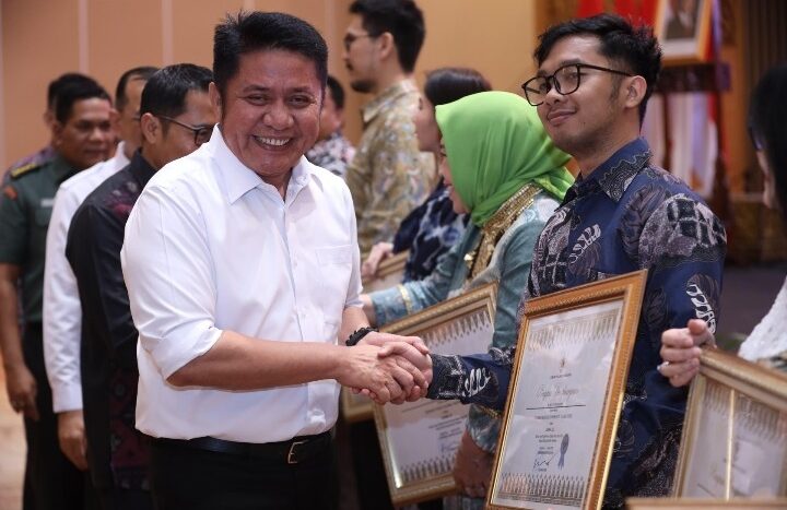 Gubernur Sumsel Serahkan Penghargaan Paritrana kepada Daerah dan Perusahaan Peduli Pekerja