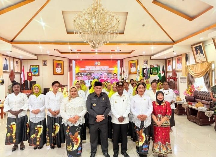 Kukuhkan Pengurus GOW Fakfak, Bupati: Harus Jadi Pengayom dan Wadah Perempuan Hebat