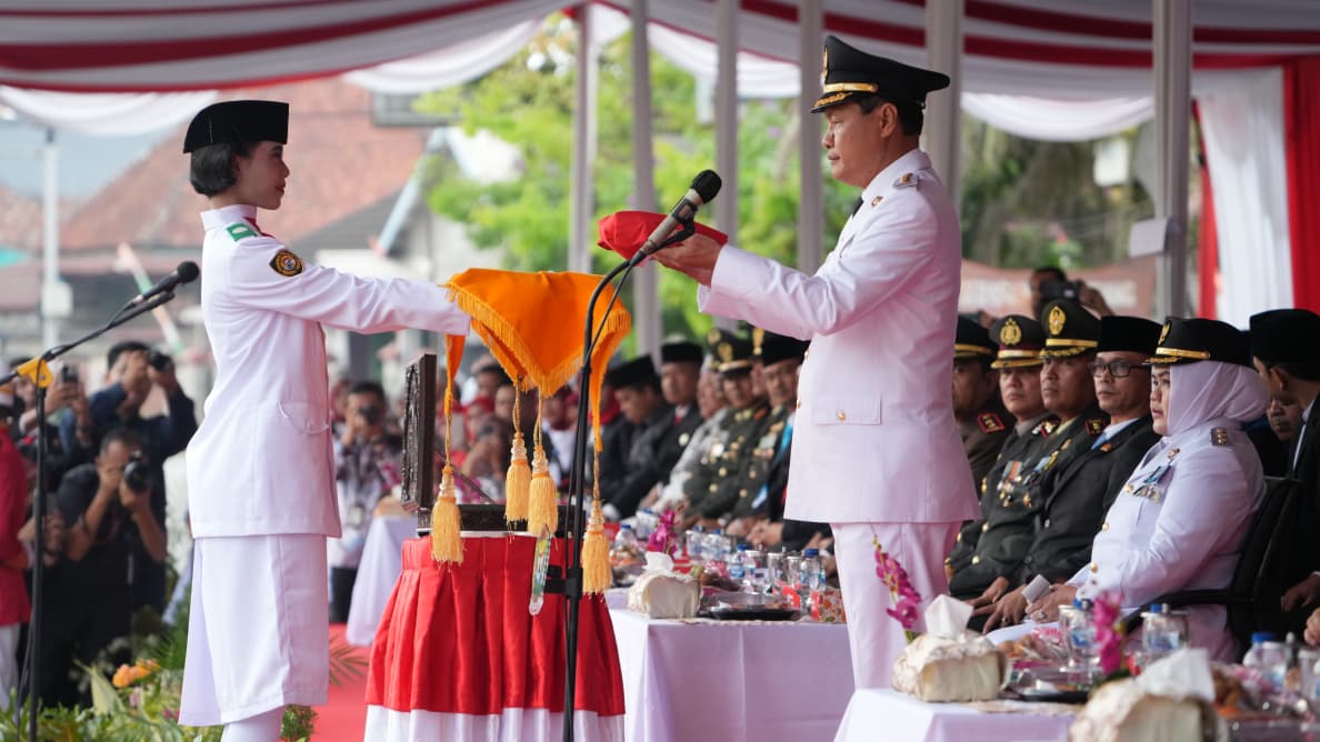 Bupati Muara Enim Pimpin Upacara HUT RI ke-80, Mayla Adinda Siswi SMAN 2 Jadi Pembawa Baki
