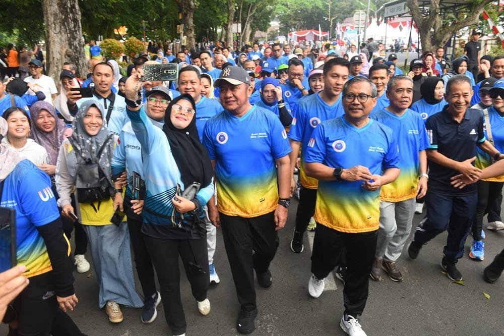 Gubernur Herman Deru Buka Jalan Sehat IKA UII, Dorong Solidaritas dan Kepedulian Sosial