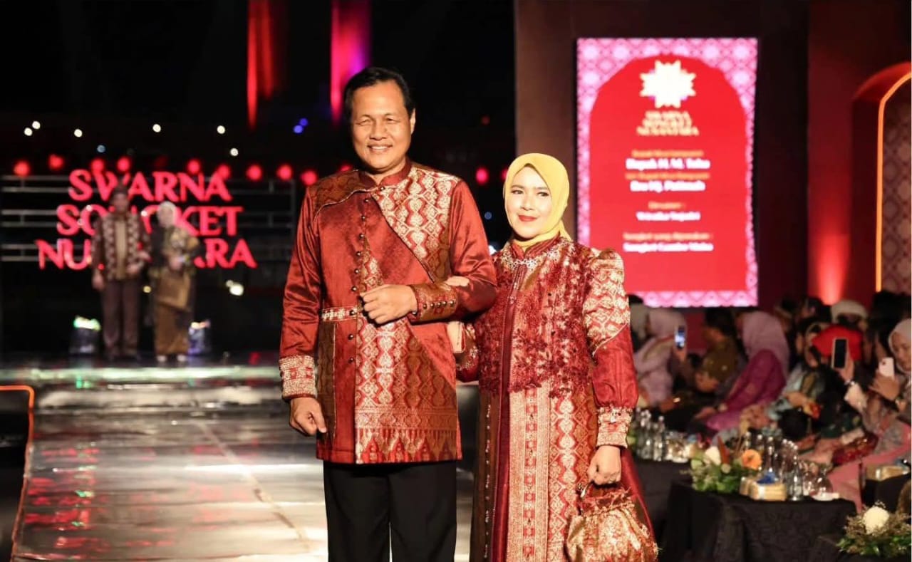 Bupati Muara Enim dan Istri Tampil Elegan Kenakan Songket Makraje di Ajang Swarna Songket Nusantara 2025
