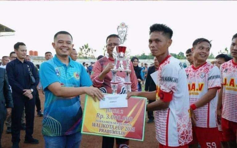 Gelora FC Raih Juara Wali Kota Cup 2025, Wali Kota Arlan Janji Bina 25 Pemain Terbaik