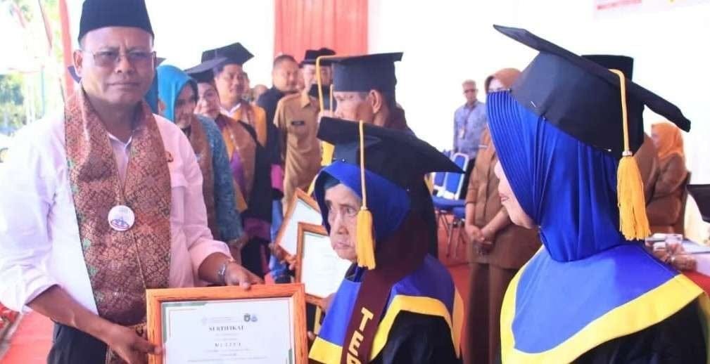 150 Lansia Ikuti Wisuda Sekolah Tangguh Harapan Bunda, Wali Kota Arlan Apresiasi Semangat Belajar
