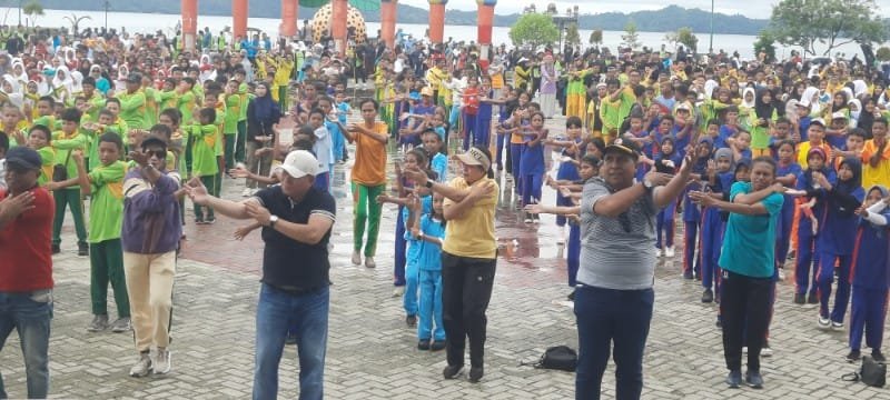 Samaun Dahlan Ikut Senam Kesegaran Jasmani Bersama Pelajar Se-Kabupaten Fakfak di RTH Ma’Ruf Amin