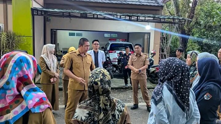 Wali Kota Pagar Alam Ludi Oliansyah Tinjau Penanganan Korban Konsumsi Daging Kucing