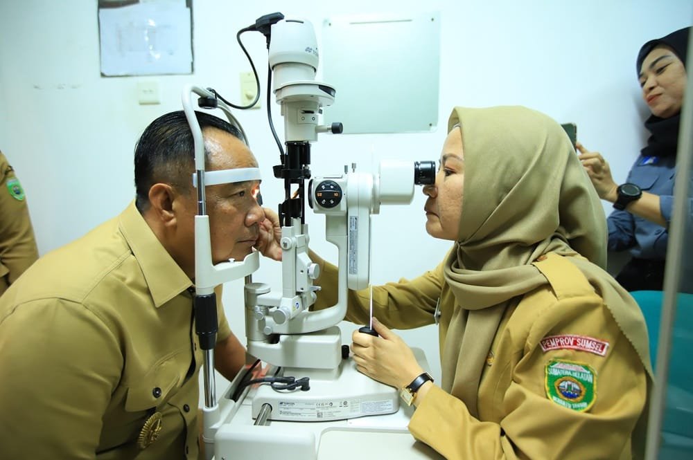 Wagub Sumsel Cik Ujang Tinjau Pasien Operasi Mata Gratis Program CSR Bank Sumsel Babel