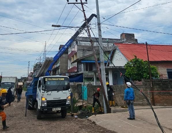 PLN Ganti Tiang Roboh di Prabumulih dengan Beton, Pasokan Listrik Warga Aman