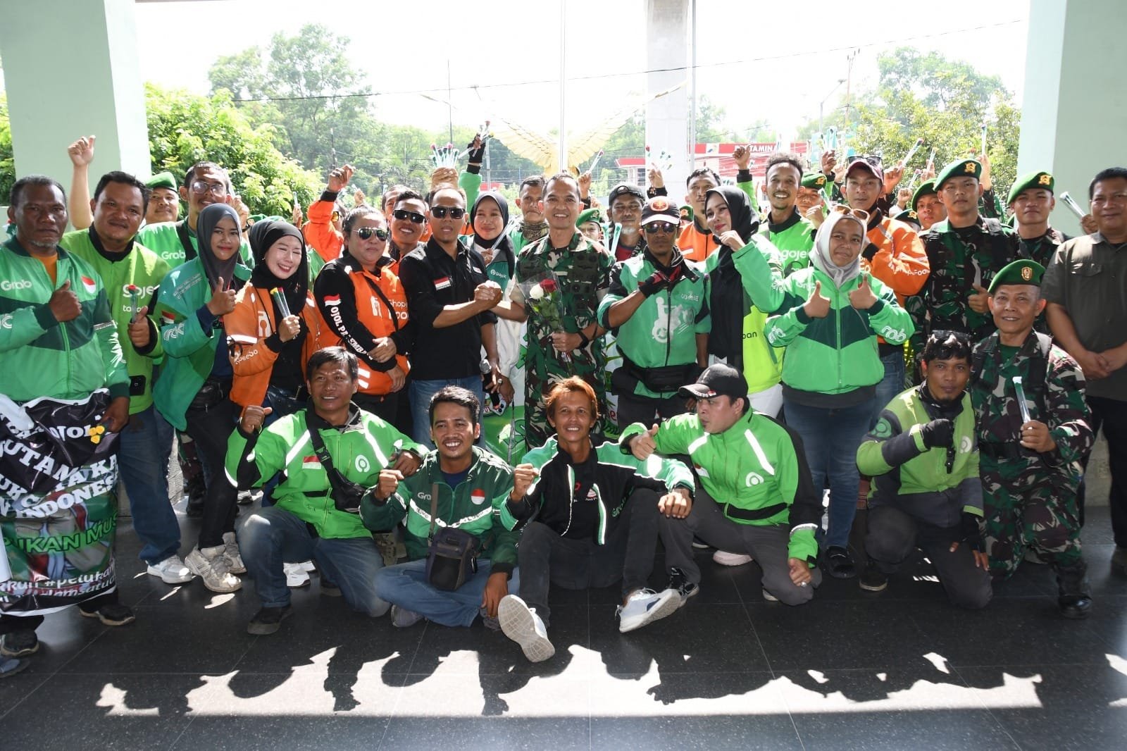 Kasrem 044/Gapo Sambut Aksi Ojol Palembang Tebar Sejuta Mawar Kebaikan