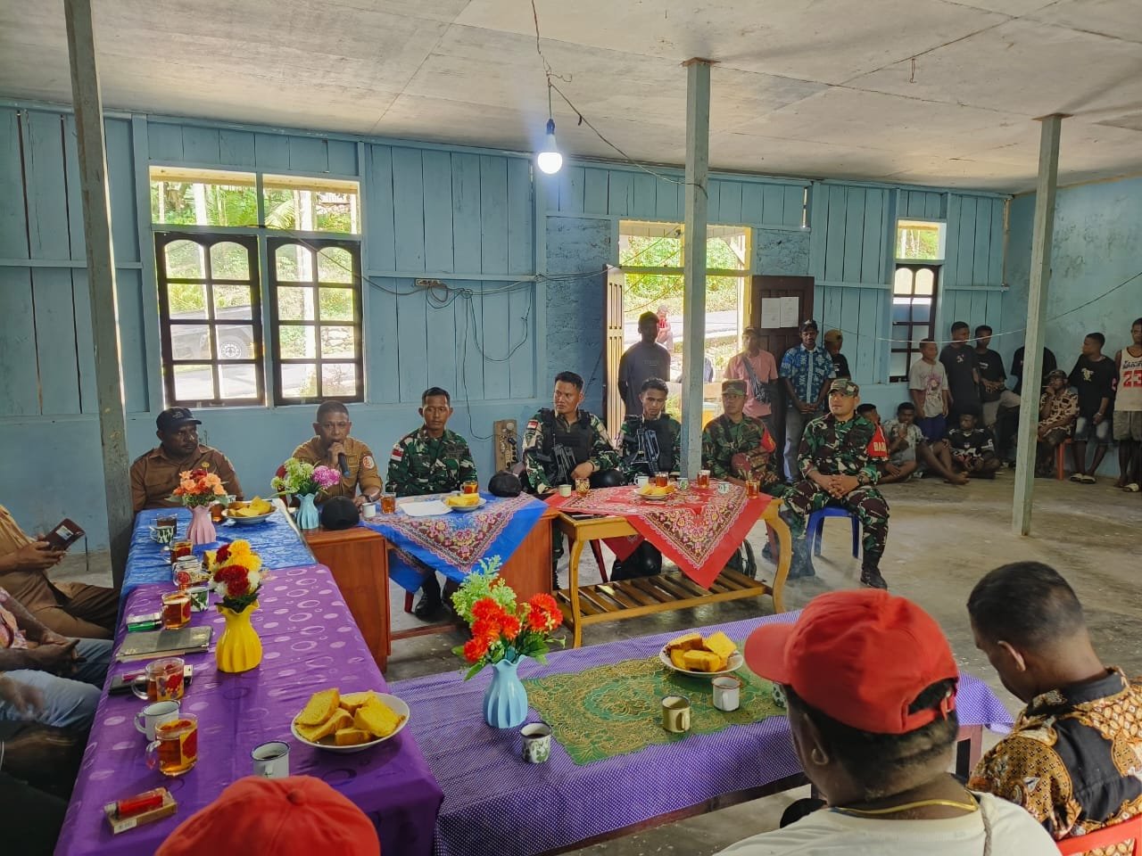 Babinsa dan Satgas Yonif Yonif 410 Kramomongga Kawal Pemilihan Kepala Kampung Mananmur
