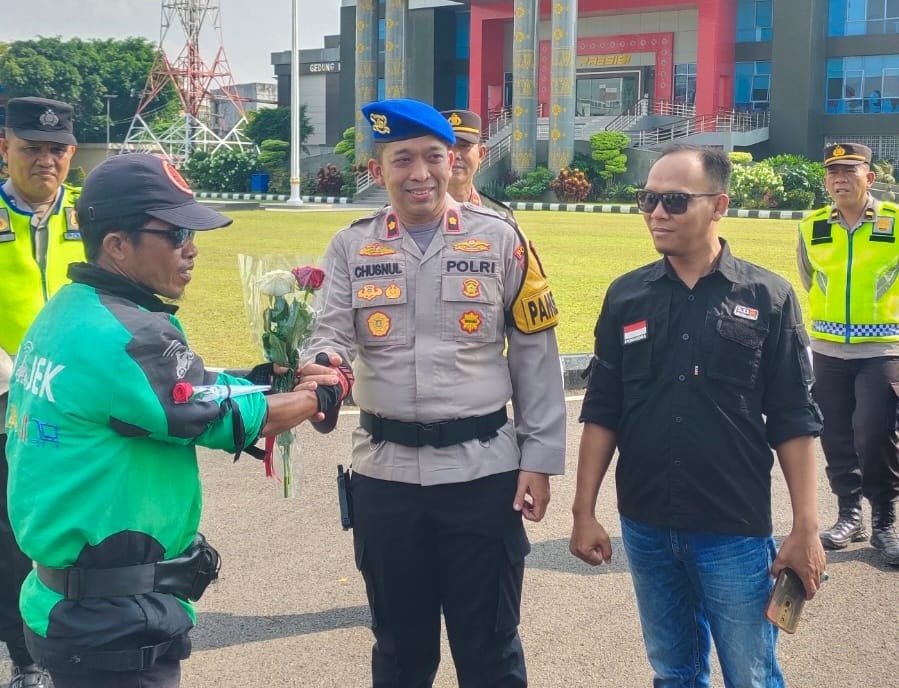 Ojol Palembang Tebar Mawar untuk TNI-Polri, Simbol Persaudaraan di Hari Senin