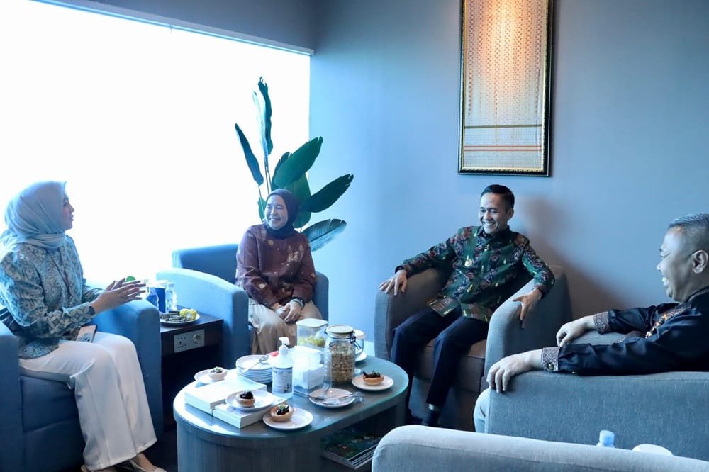 Hari Pelanggan Nasional 2025, Wali Kota Palembang dan Garuda Indonesia Bagikan Souvenir UMKM