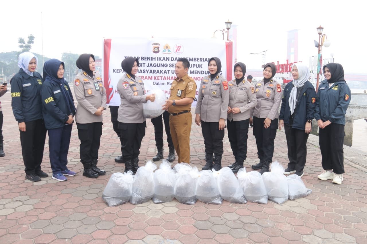 Polwan Polda Sumsel Tebar Ribuan Benih Ikan di Sungai Musi, Rayakan HUT Ke-77