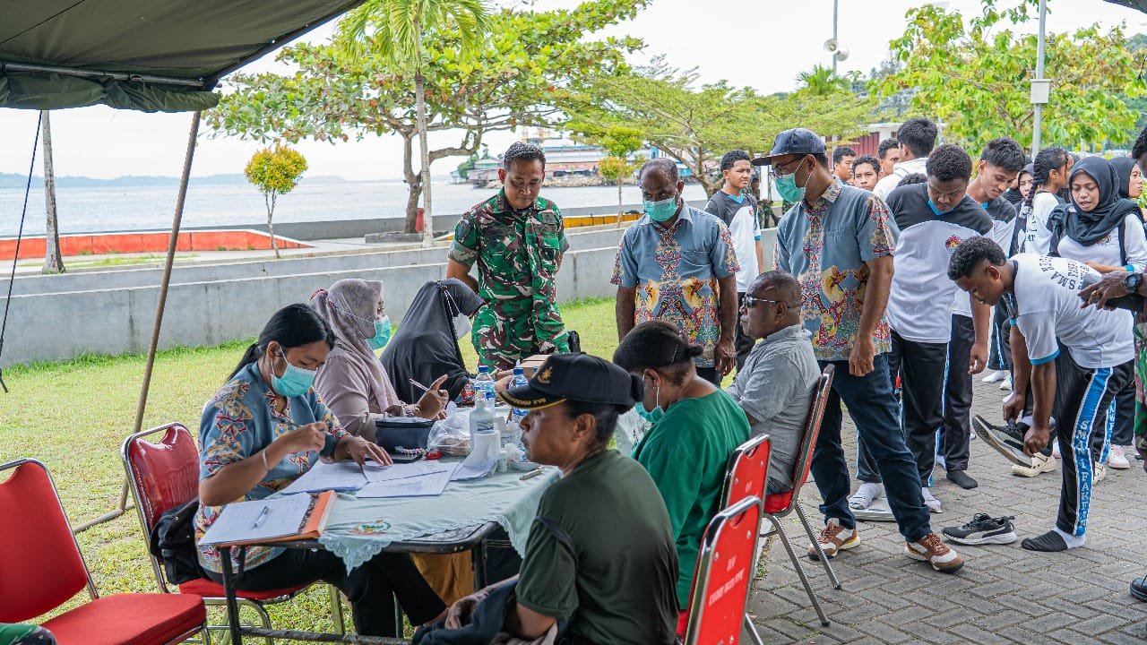 Jelang HUT TNI Ke-80 Danrem 182/JO Gelar Bakti Sosial Serentak di Enam Kabupaten Papua Barat