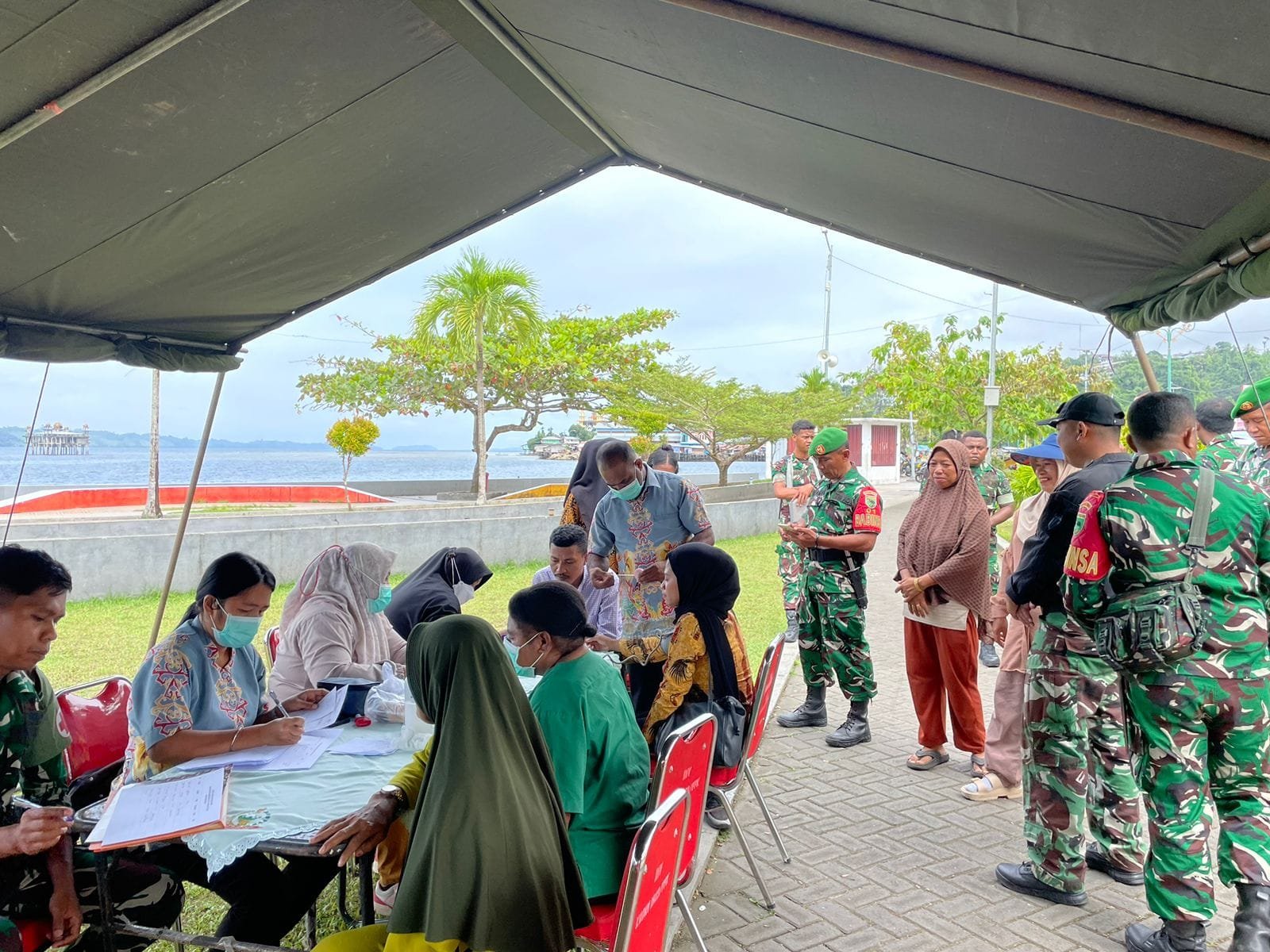 Sambut HUT Ke-80 TNI-AD Gelar Pasar Murah dan Bakti Kesehatan di Fakfak