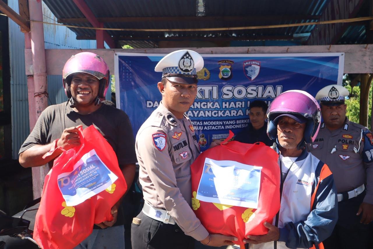 Tebar Kepedulian di HUT Lalu Lintas Bhayangkara ke-70, Satlantas Polres Fakfak Bagi Sembako Untuk Ojek dan Sopir Angkot