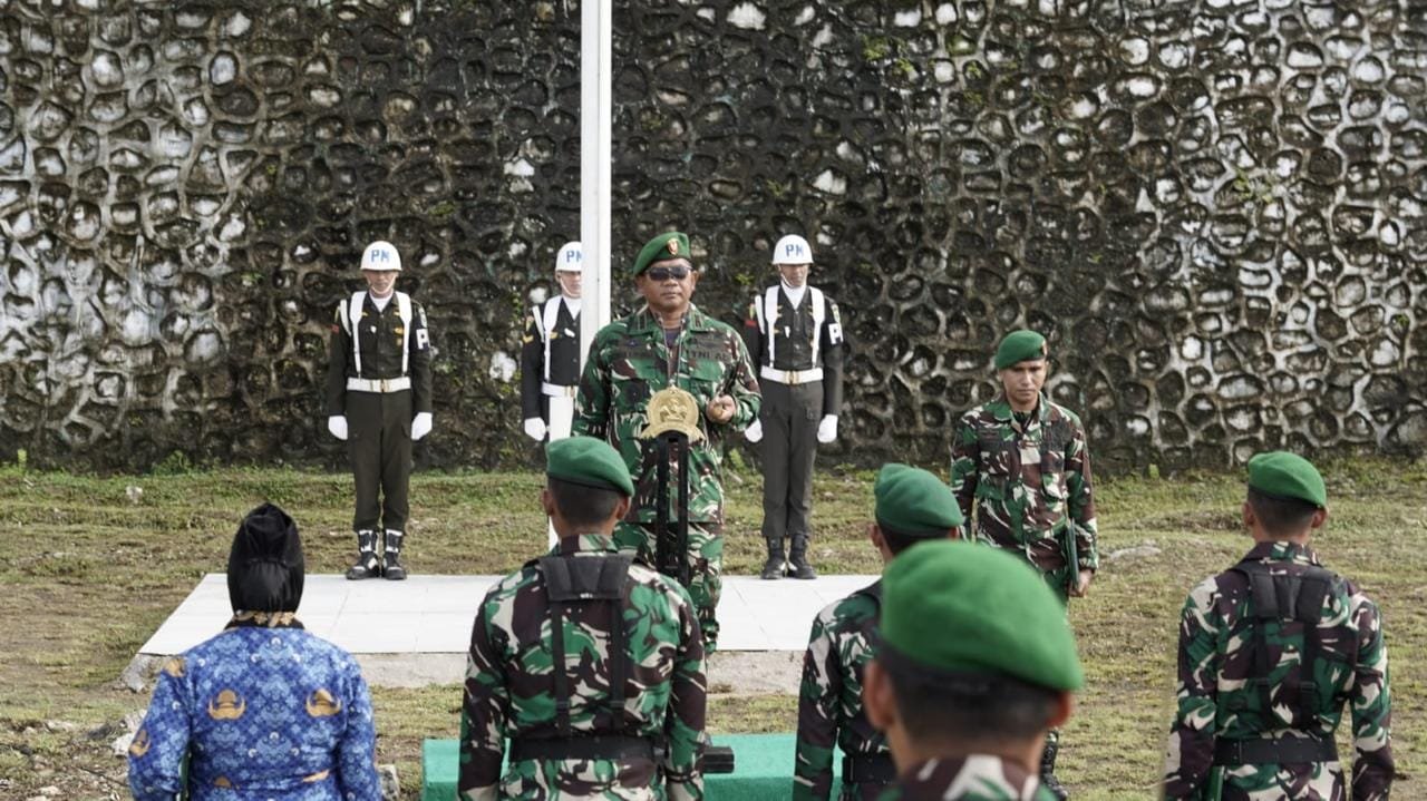 Pimpin Upacara Bendera 17 September Danrem 182/JO Bacakan Amanat Pangdam XVIII/Kasuari