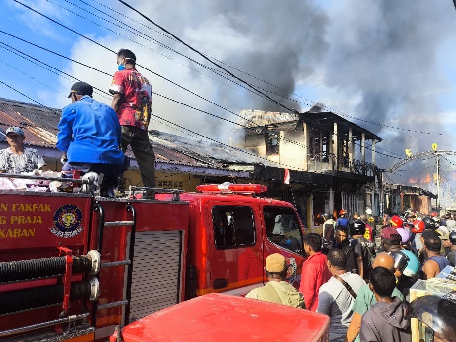 Kebakaran Hebat Lahap 7 Toko di Jalan Izak Tellusa Fakfak, Warga: Api Cepat Menyambar
