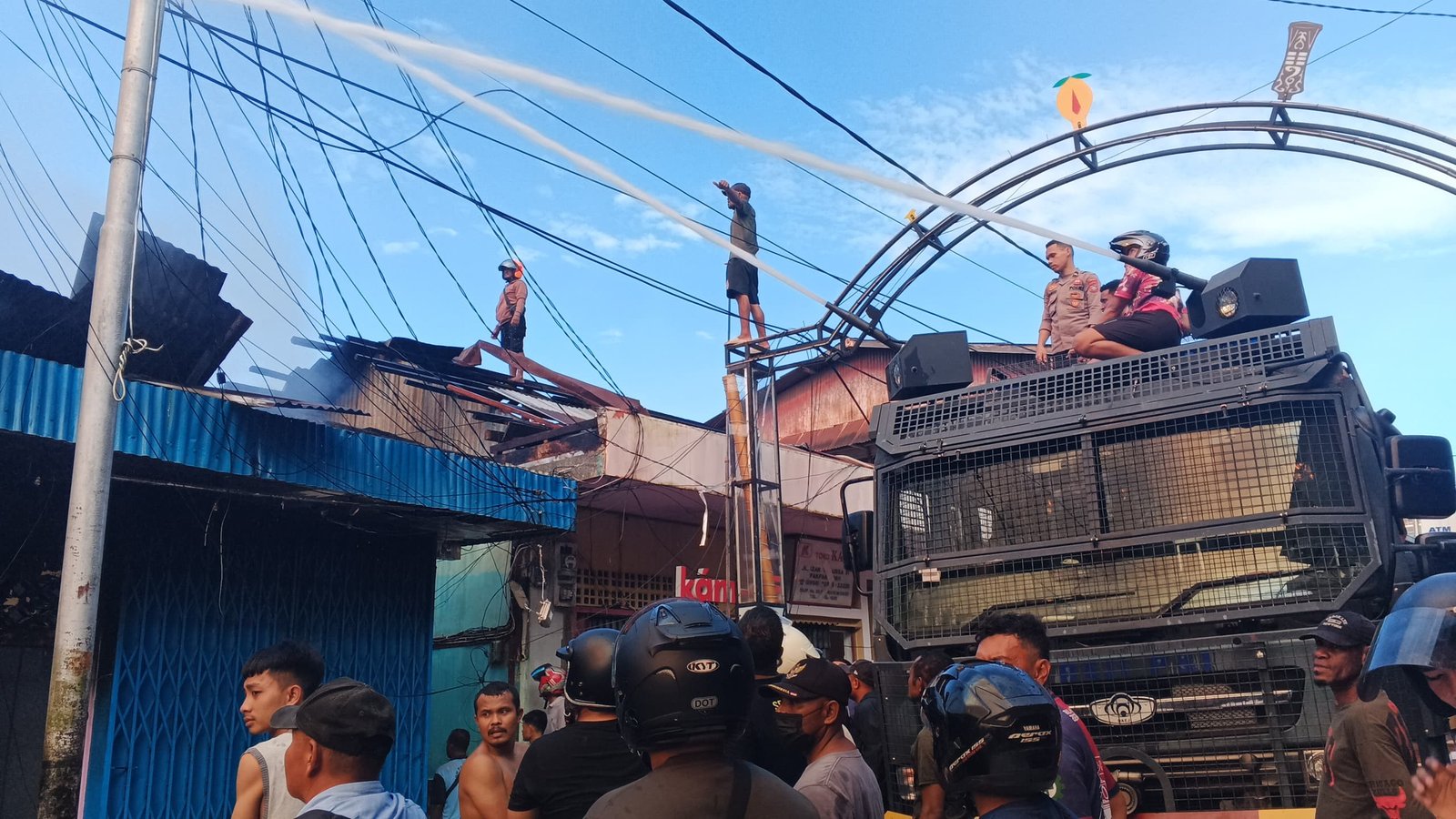 Prioritaskan Keselamatan Masyarakat, Polres Fakfak Kerahkan AWC Bantu Pemadaman Kebakaran di Pertokoan