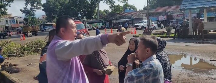 Wali Kota Pagar Alam Tinjau Relokasi Pedagang, Turunkan Alat Berat Pribadi