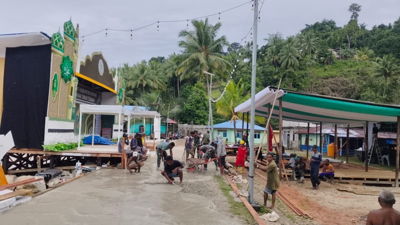 Koramil 1803-03/Fakfak Timur Bantu Dirikan Panggung dan Pengecoran Jalan di Lokasi MTQ