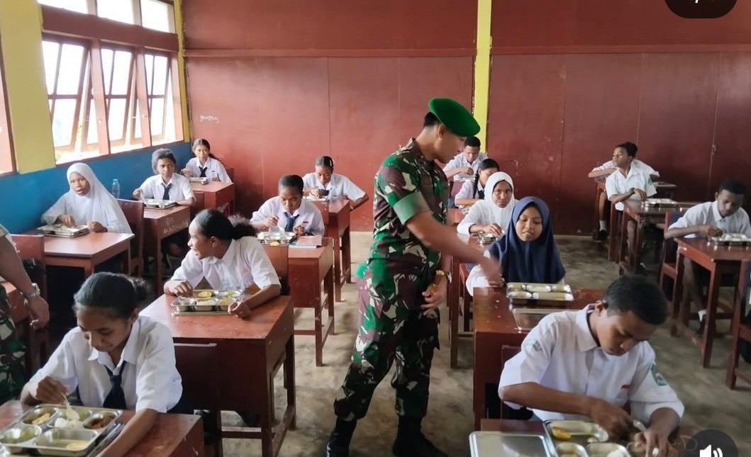 Dandim 1803/Fakfak Tinjau Pendistribusian Program Makan Bergizi Gratis di Sekolah