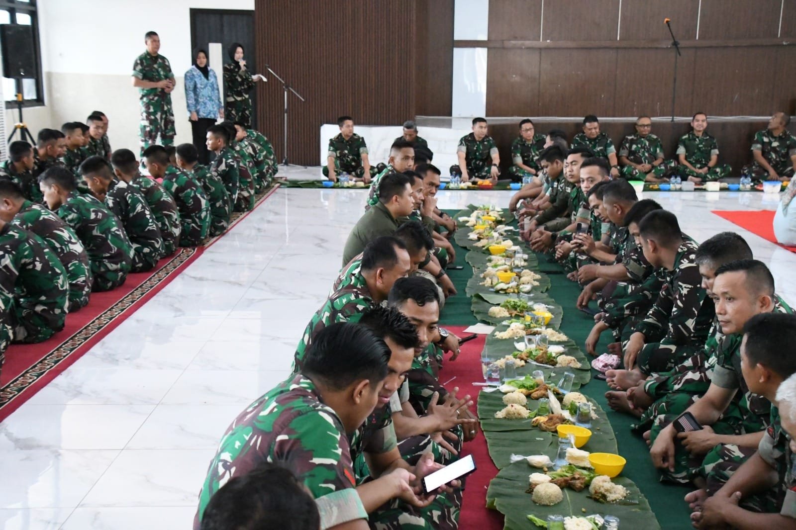 Jumat Hangat, Botram Bersama Danrem 044/Gapo Pererat Kebersamaan Prajurit dan Persit