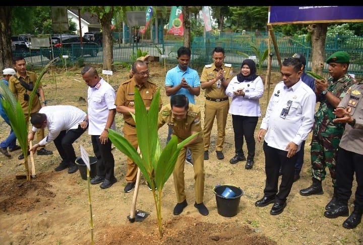 Wali Kota Palembang Ratu Dewa Tanam Bibit Kelapa Serentak Dukung Ketahanan Pangan