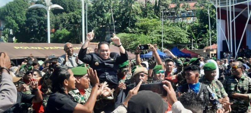 Lagu Viral “Tabola Bale” Meriahkan HUT ke-80 TNI di Fakfak, Bupati Wakil Bupati dan Prajurit Ikut Joget Bersama
