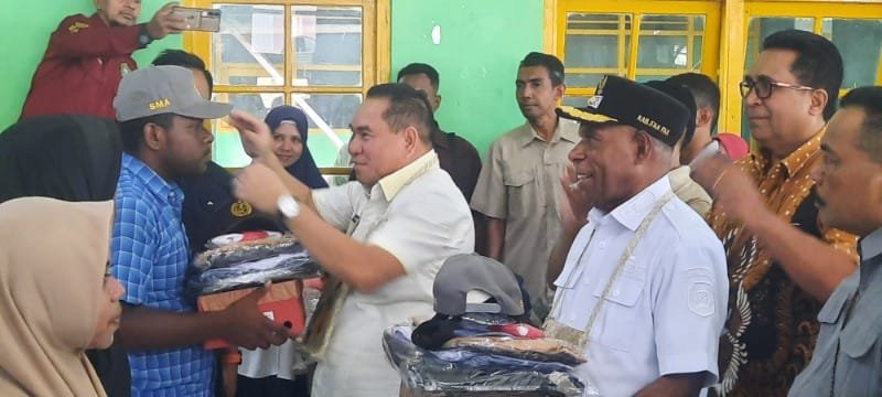 Bupati dan Wakil Bupati Fakfak Kompak Bagikan Seragam Sekolah Gratis