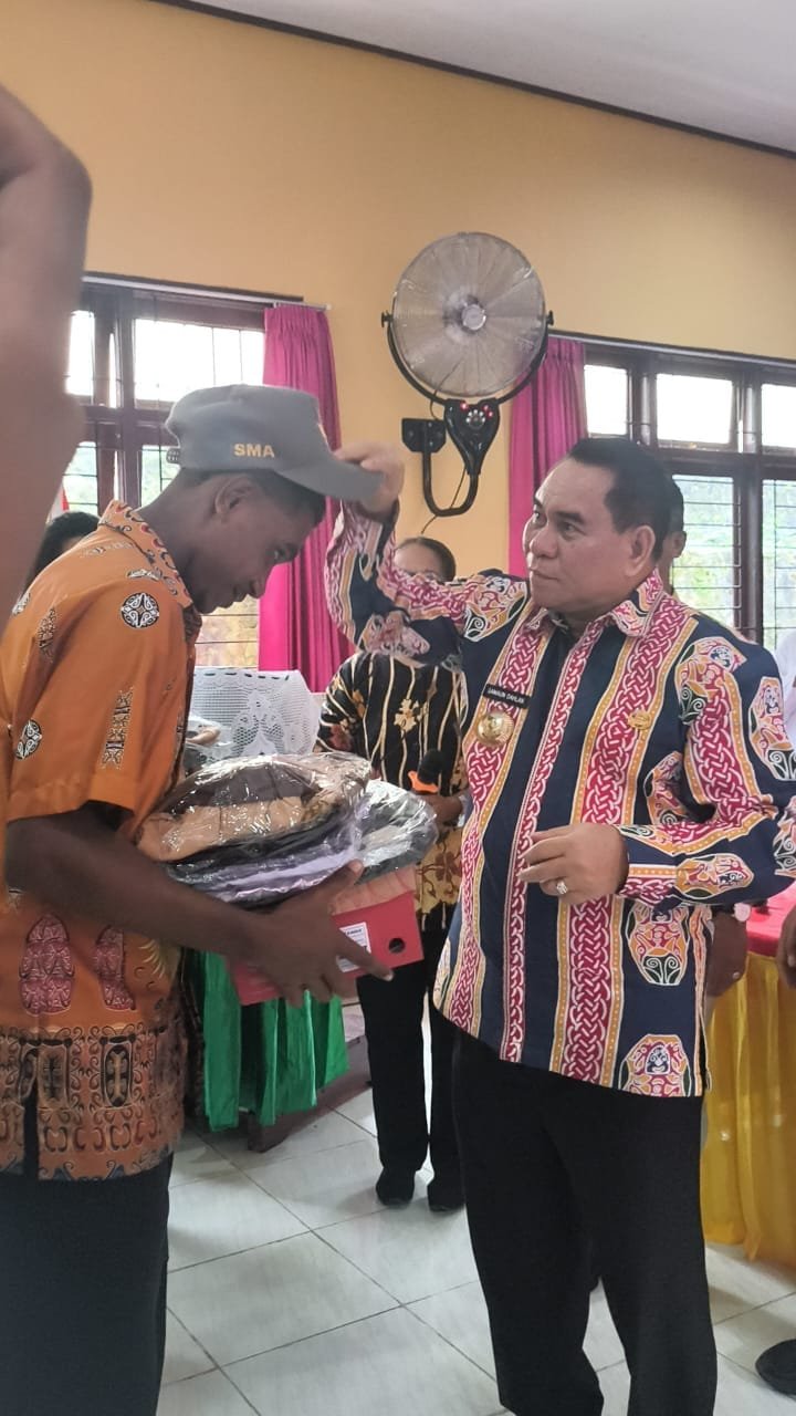 Samaun-Donatus Realisasikan Program Seragam Gratis dan Pembebasan SPP
